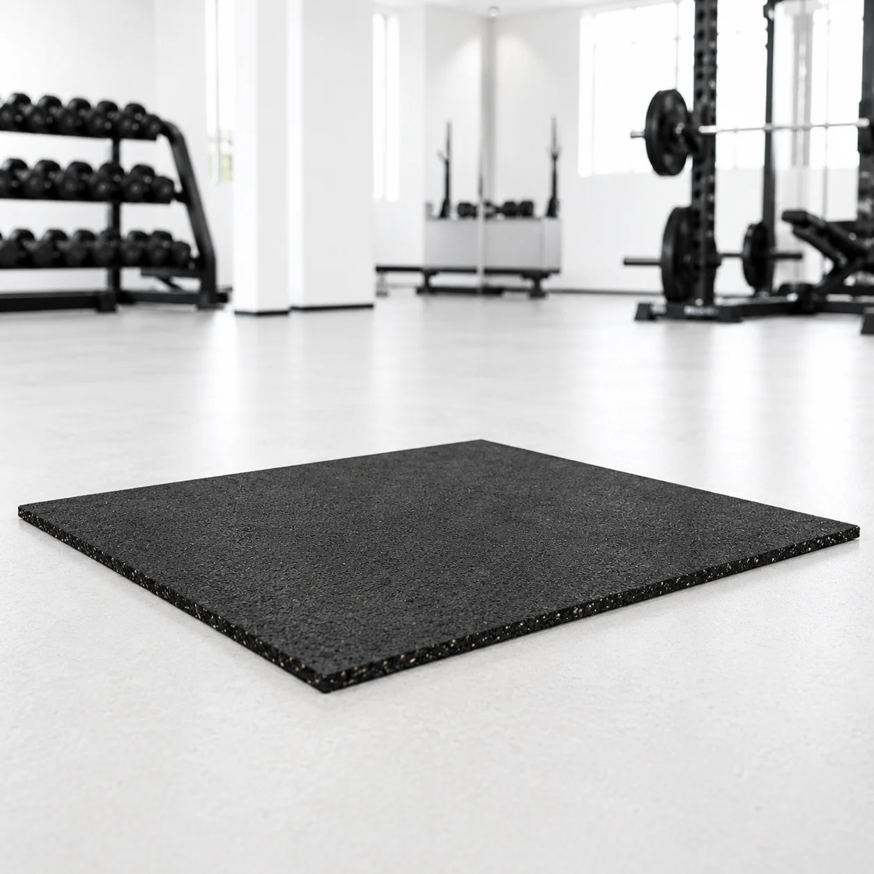 Loseta de piso de caucho negro de 10 mm sobre el piso de un gimnasio